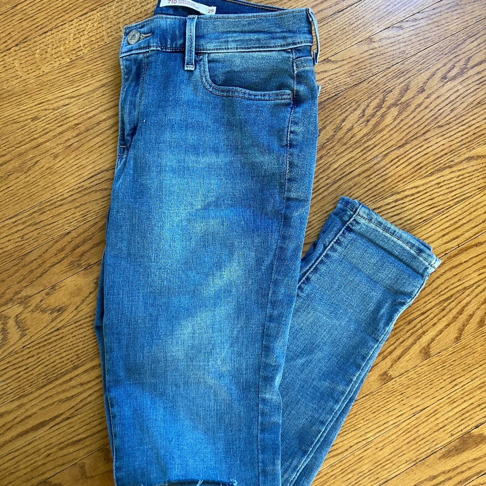 710 Levi’s super skinny regular rise